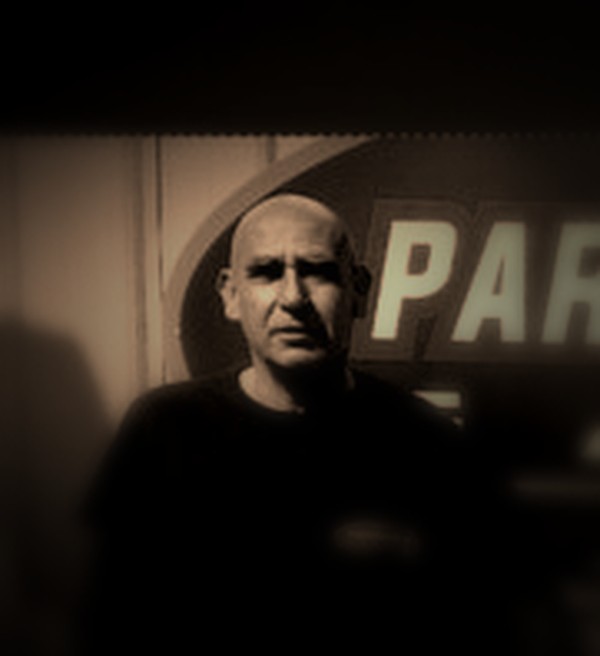 Javier Parker, dueño de Parker & Parker Garage